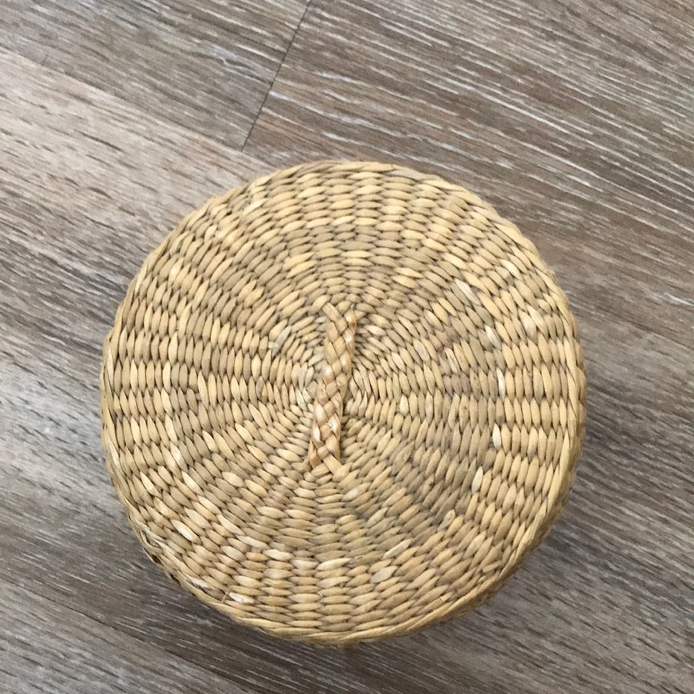 Rafia basket with 11 coasters